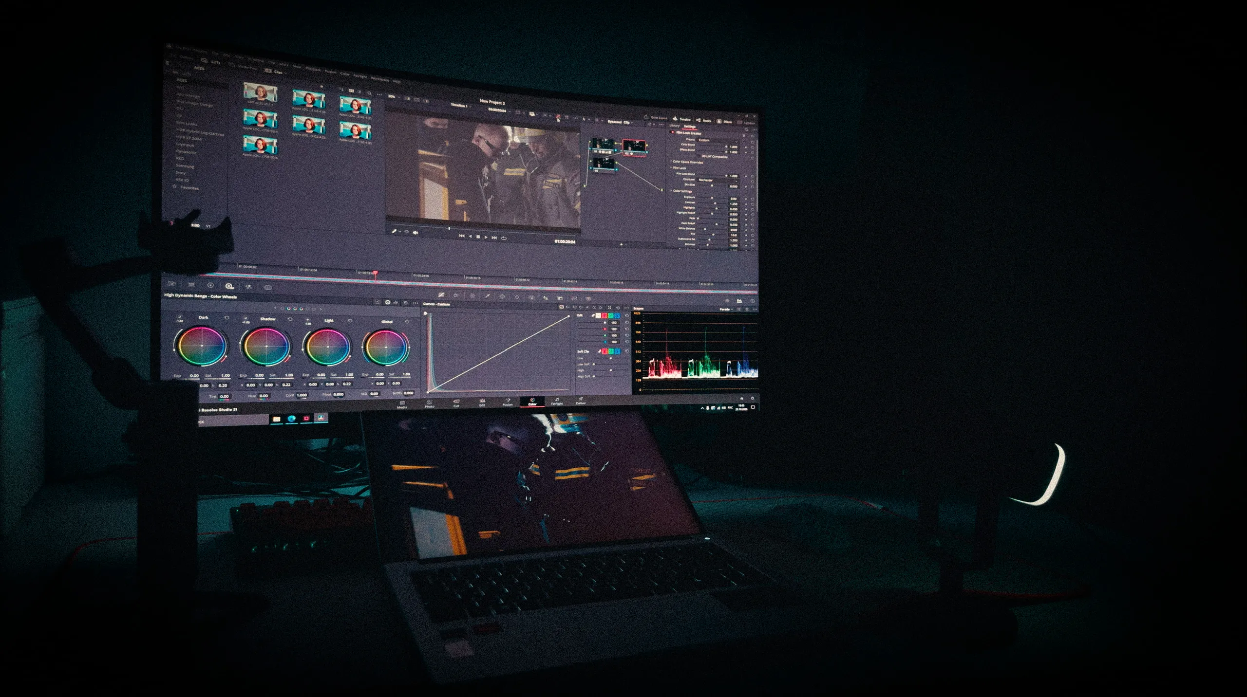 Цветокоррекция фильма «Шанс Спасти» в DaVinci Resolve – монитор с цветовыми колёсами в тёмной монтажной